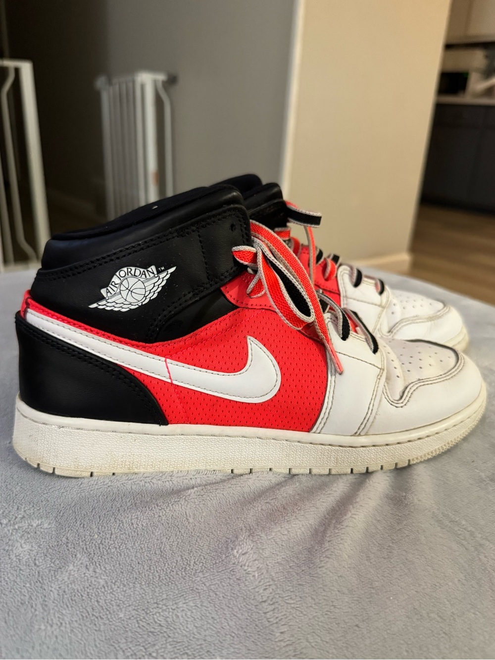 Nike Air Jordan 1 Mid SE GS White Black Infrared 23 Youth Size 7Y FB4417-016